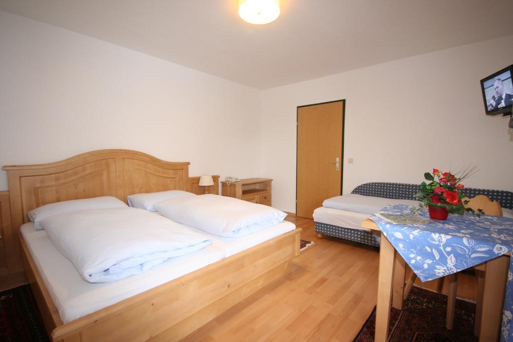 Hotel Gästehaus Linderhof Gschwendt Zimmer foto